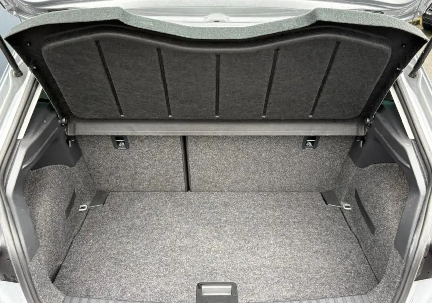 Coffre ouvert vu de l'arrière d'une SEAT Ibiza 2024 argent urbain, montrant un espace de rangement propre et spacieux.