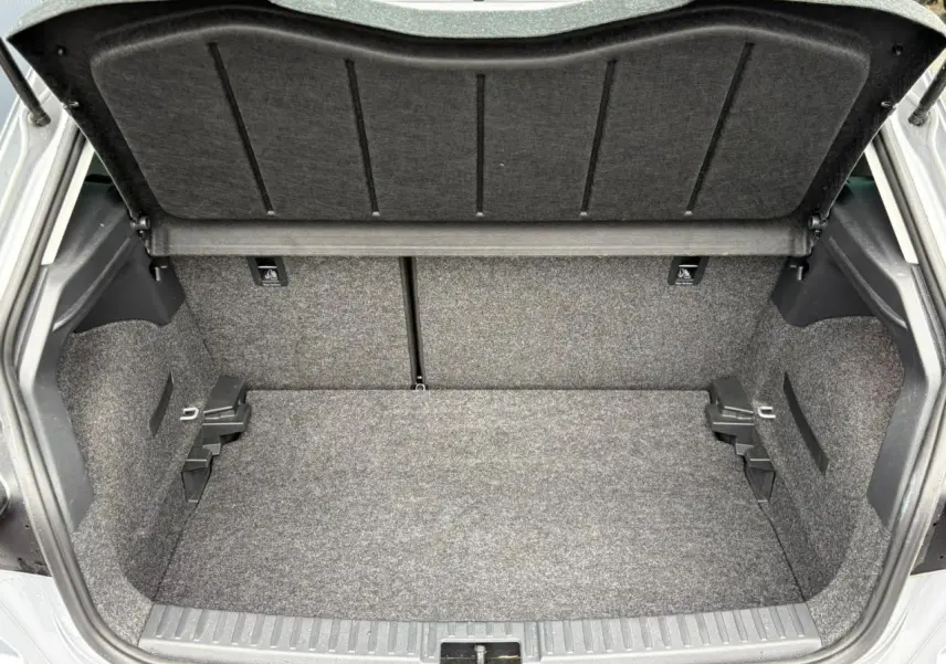Coffre ouvert vu de face d’une SEAT Ibiza 2024 argent urbain, montrant un espace de chargement propre et spacieux.