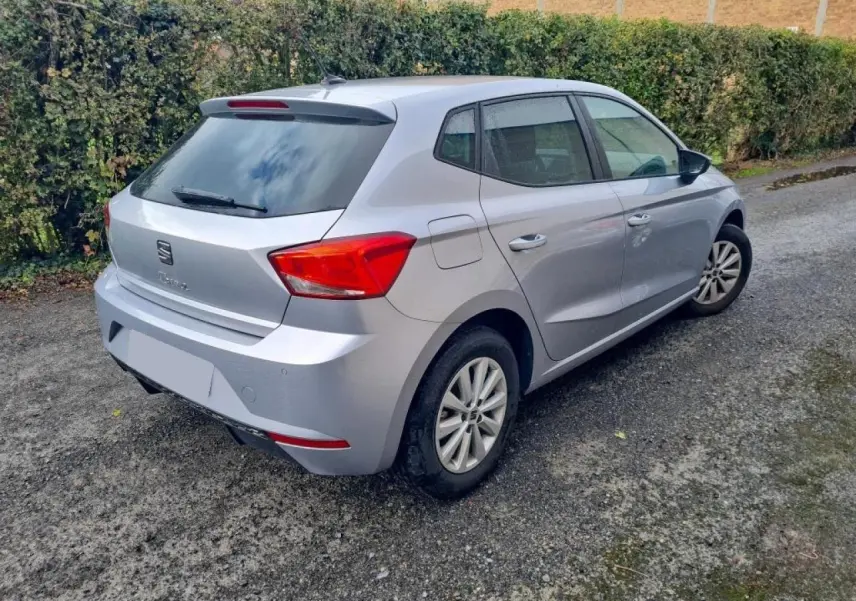 SEAT Ibiza TSI 115 DSG Move! argent urbain vue 3/4 arrière droit sur route avec jantes alliage 15 pouces