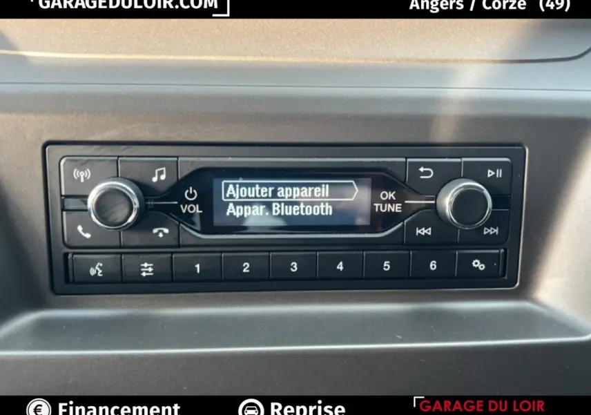 Gros plan sur l’autoradio avec écran affichant l’option Bluetooth dans le tableau de bord du Ford Transit Custom blanc.