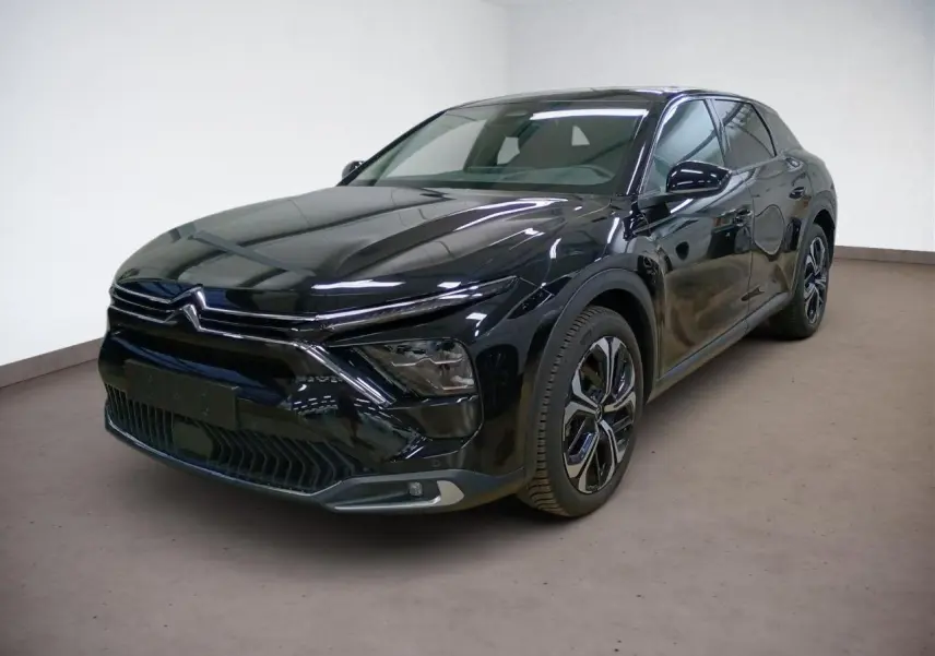 Citroën C5 X noir Perla en 3/4 avant droit, avec jantes alliage 19'' AeroX et signature lumineuse LED distinctive.