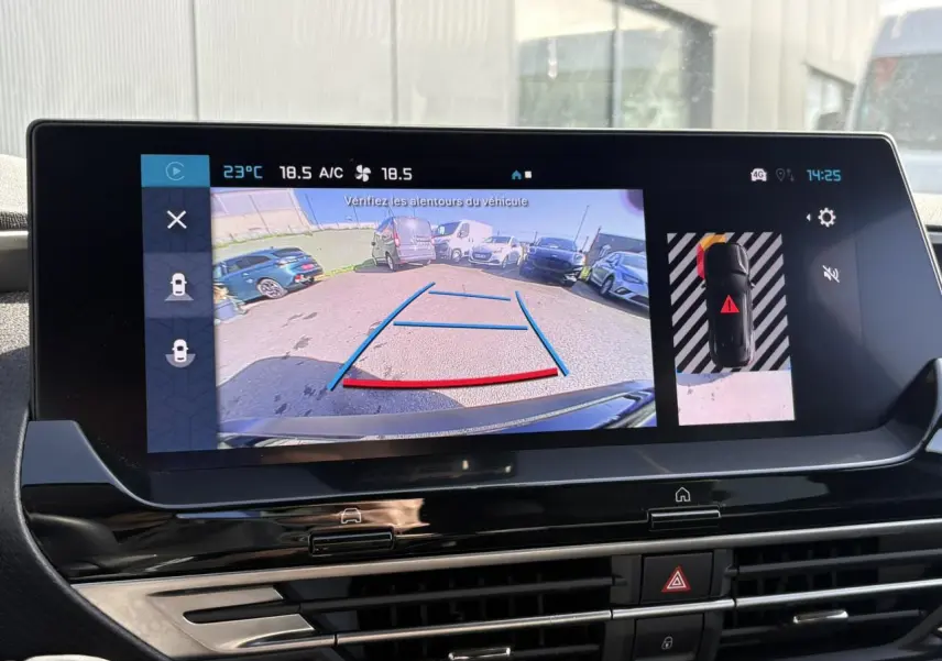 Écran central de la Citroën C5 X affichant la caméra de recul et l'aide au stationnement en vue arrière.