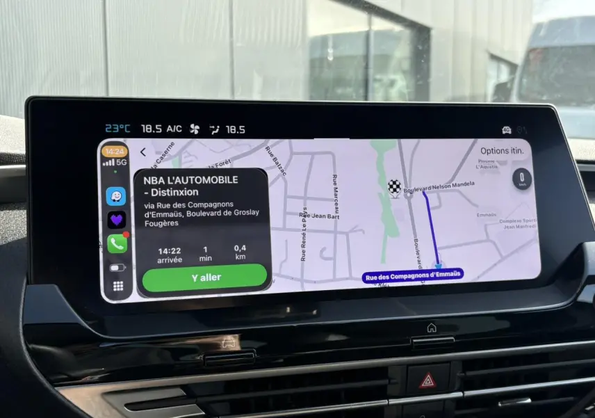 Écran tactile 12 pouces du GPS intégré montrant un itinéraire dans l'habitacle du Citroën C5 X Noir Perla.