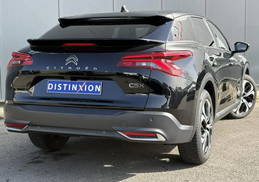 Vue 3/4 arrière droite du Citroën C5 X noir Perla avec feux arrière LED en V et jantes alliage 19 pouces.