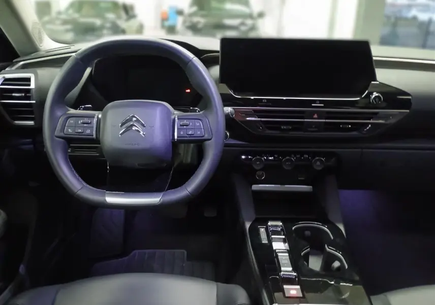 Gros plan sur le phare avant droit et la jante alliage noire diamantée du Citroën C5 X Noir Perla 2024.