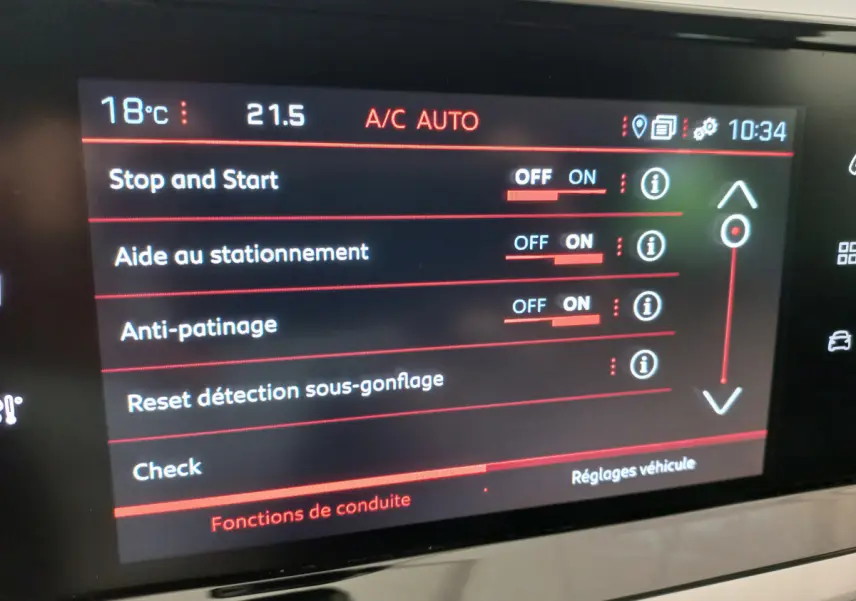 Écran tactile central de la Peugeot 208 PureTech 100 S&S Allure affichant les réglages de conduite.