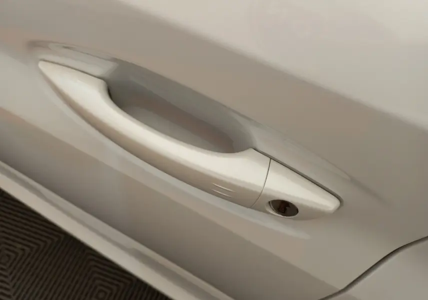 Poignée de porte blanche vue en gros plan sur une Peugeot 208 PureTech 100 S&S Allure 2021.