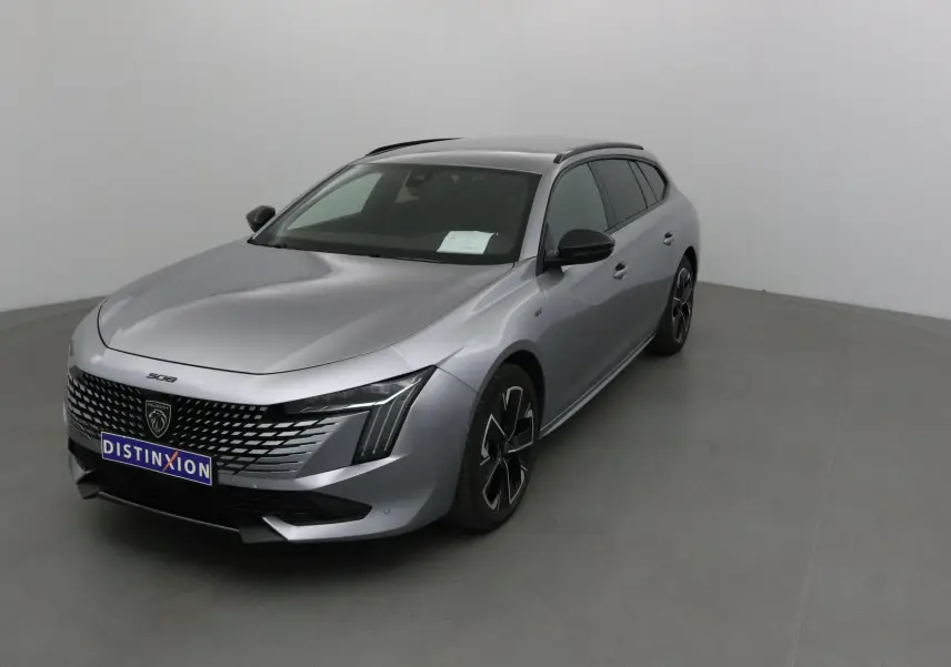 Peugeot 508 SW gris Artense vue 3/4 avant droit, avec calandre distinctive et phares Full LED modernes.