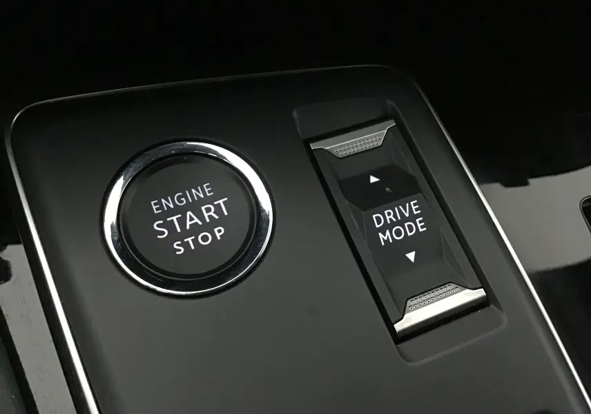 Bouton démarrage moteur et commande mode de conduite sur la console centrale noire du Peugeot 508 SW gris Artense 2024.