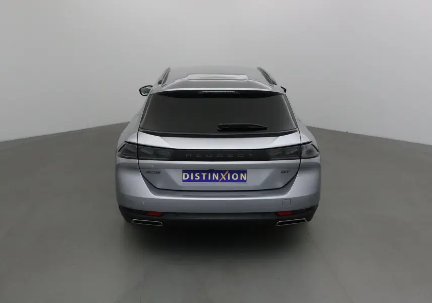 Vue arrière d'une Peugeot 508 SW gris Artense avec vitres teintées et double sortie d'échappement chromée.