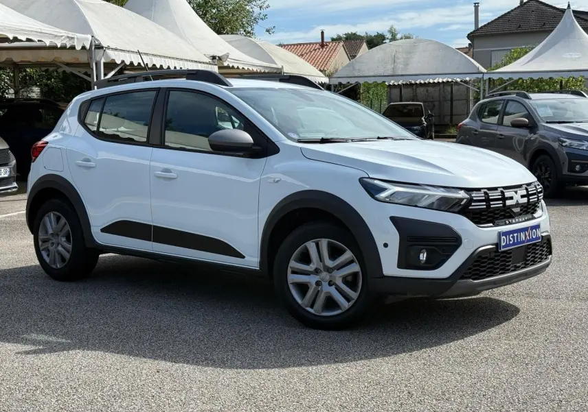 Vue 3/4 avant d'une Dacia Sandero blanche 2023 avec détails noirs et calandre distinctive Stepway.
