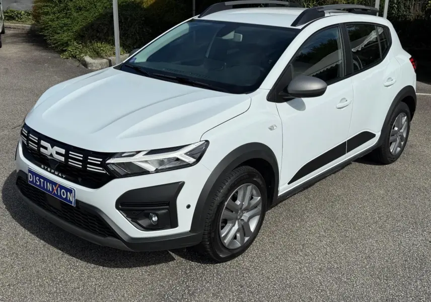 Vue 3/4 avant droite d'une Dacia Sandero Stepway blanche 2023 avec détails noirs et calandre distinctive.