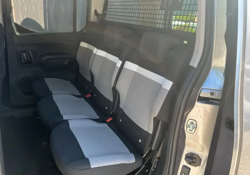 Vue intérieure côté droit sur les trois sièges arrière indépendants gris et noirs du Citroën Berlingo 2025 gris Artense.