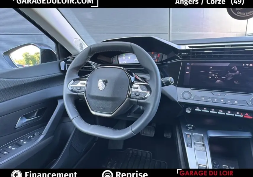 Intérieur Peugeot 308 BlueHDi 130 2023, vue du poste de conduite avec volant cuir et écran tactile central.
