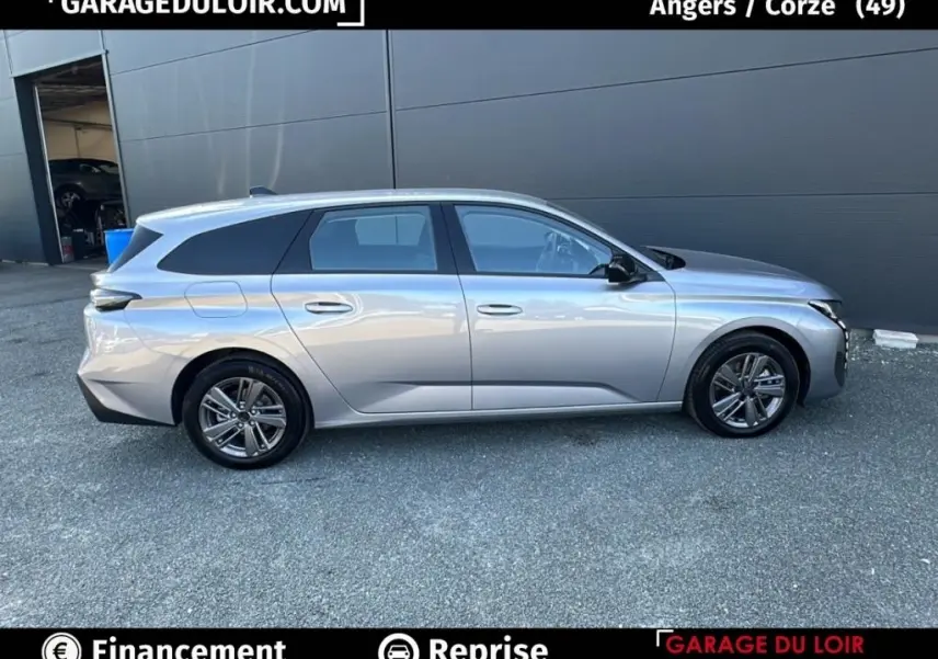 Peugeot 308 BlueHDi 130 gris clair vue de profil côté gauche, avec lignes épurées et jantes alliage.