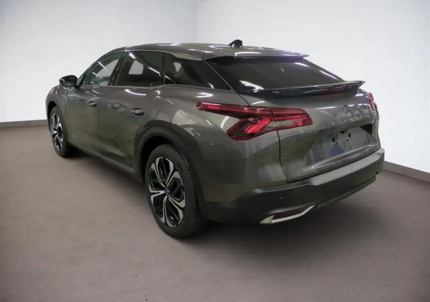 Vue 3/4 arrière droite d'une Citroën C5 X gris Platinium avec jantes alliage noires et feux arrière LED en V.