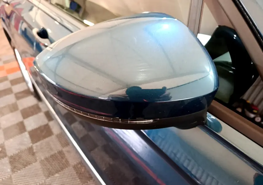 Rétroviseur côté gauche bleu du Volkswagen Tiguan 1.4 eHybrid 245 DSG6 Life Business, avec clignotant intégré.