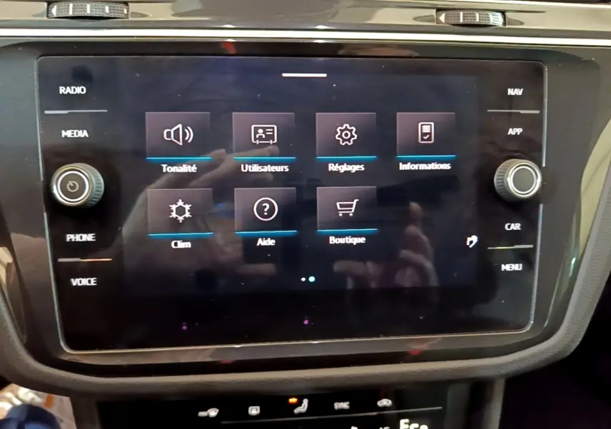 Écran tactile central du Volkswagen Tiguan 1.4 eHybrid 245 DSG6 Life Business, affichant le menu des réglages.