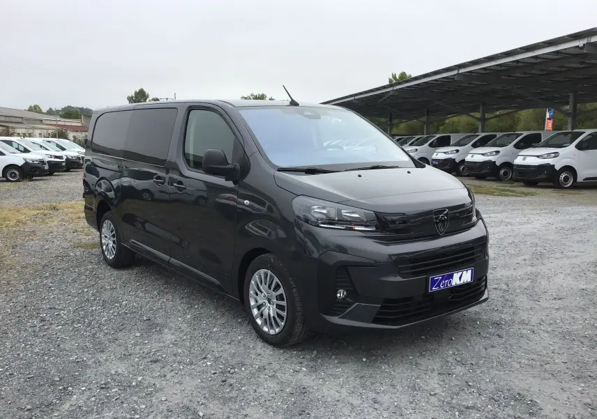 Peugeot Expert Cabine Approfondie gris titane vu en 3/4 avant droit, avec calandre noire et jantes alliage multibranches.