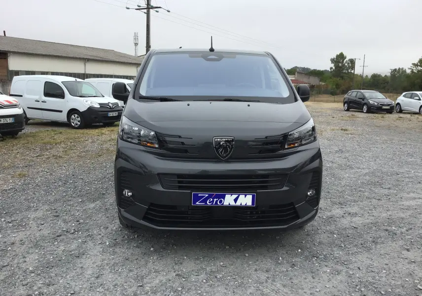 Vue avant frontale d’un Peugeot Expert Cabine Approfondie gris titane avec calandre noire et plaque Zero KM.