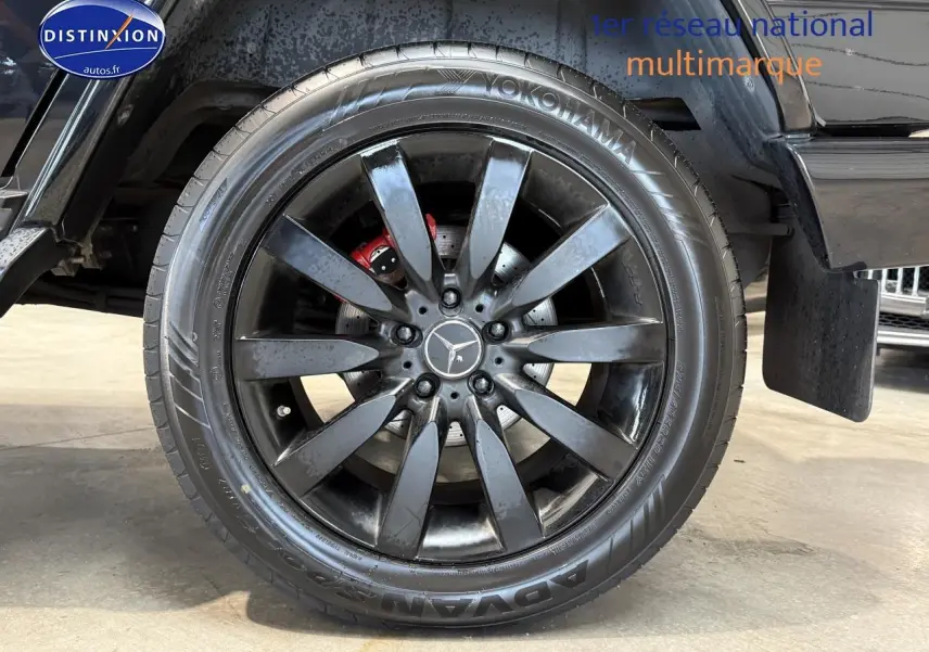 Gros plan sur la jante noire AMG du Mercedes Classe G 5.5 63 AMG 2014 avec étrier de frein rouge visible.
