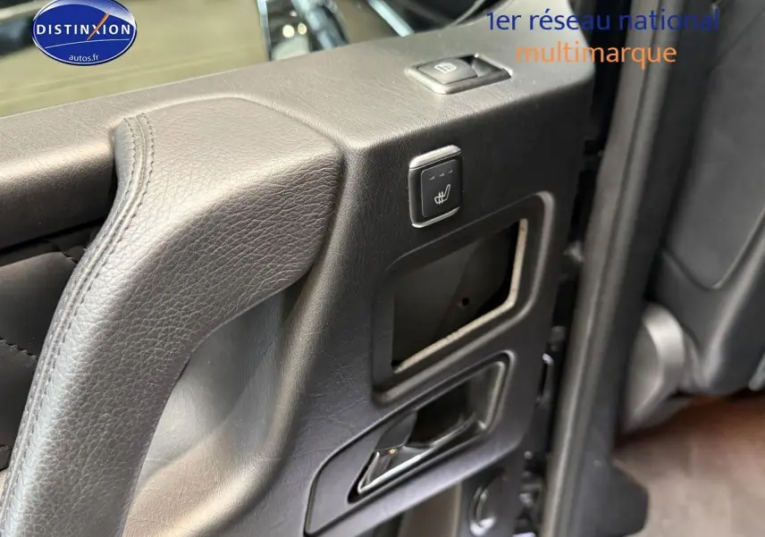 Gros plan sur la porte côté gauche en cuir noir avec commande de siège chauffant de la Mercedes Classe G 2014.
