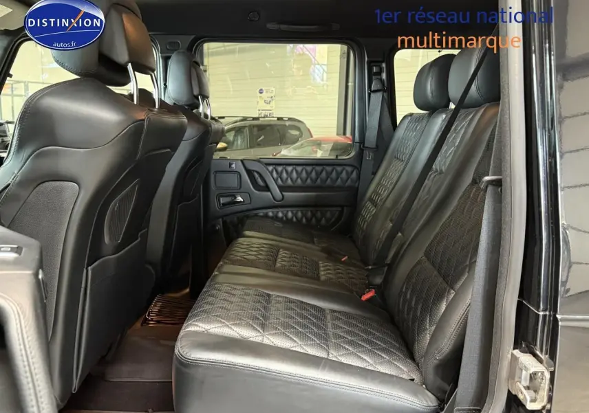 Vue latérale droite de l'intérieur arrière noir cuir matelassé du Mercedes Classe G 5.5 63 AMG 2014.