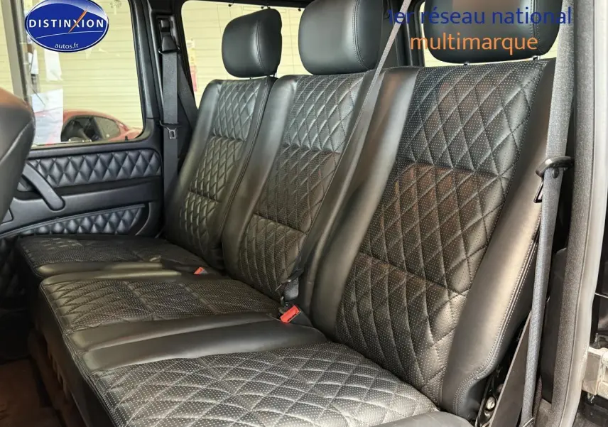 Vue intérieure sur la banquette arrière en cuir noir matelassé du Mercedes Classe G 5.5 63 AMG de 2014.