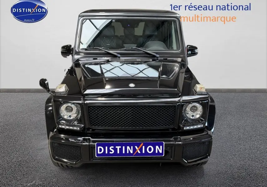 Vue frontale d'un Mercedes Classe G 5.5 63 AMG noir brillant avec calandre noire et phares ronds LED.