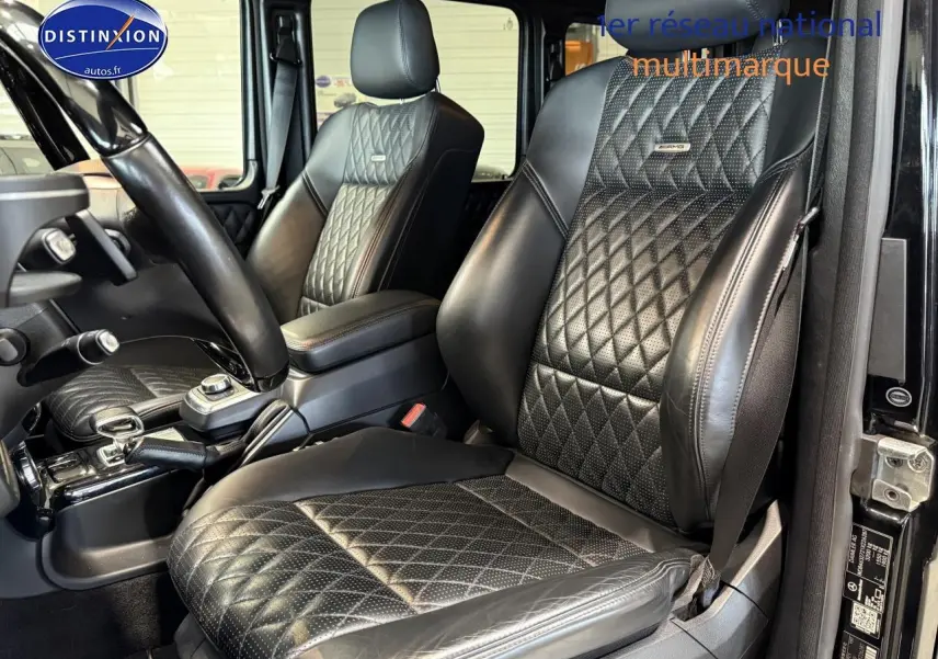 Gros plan sur les sièges avant en cuir noir matelassé avec logo AMG du Mercedes Classe G 5.5 63 AMG 2014.