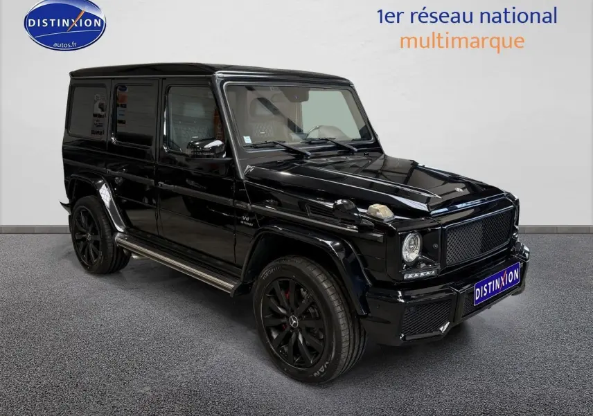 Mercedes Classe G 5.5 63 AMG noir vu en 3/4 avant droit avec jantes noires et calandre distinctive noire.