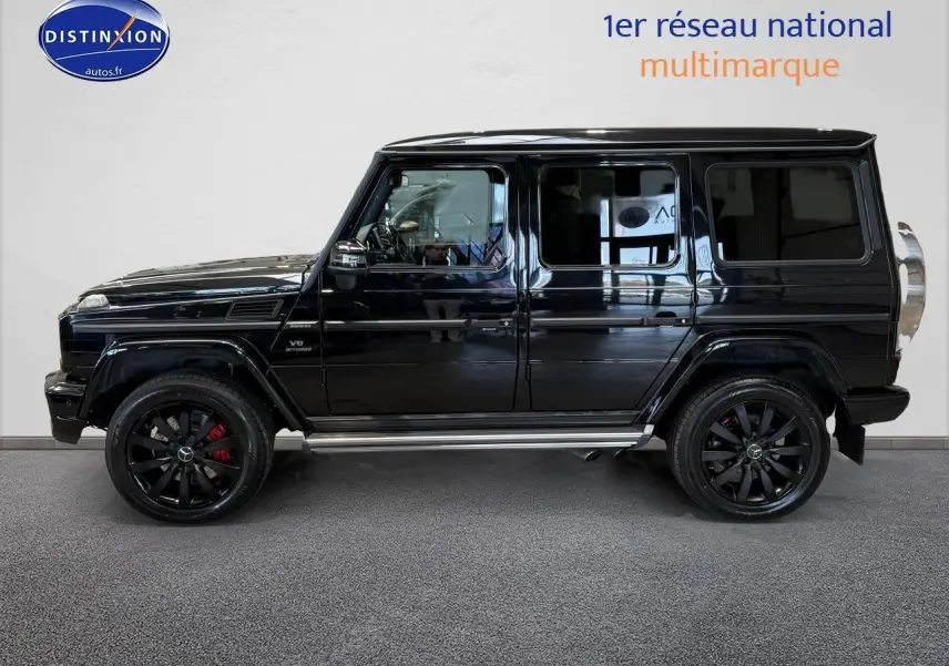 Profil côté gauche d'un Mercedes Classe G 5.5 63 AMG noir avec jantes noires et étriers rouges visibles.
