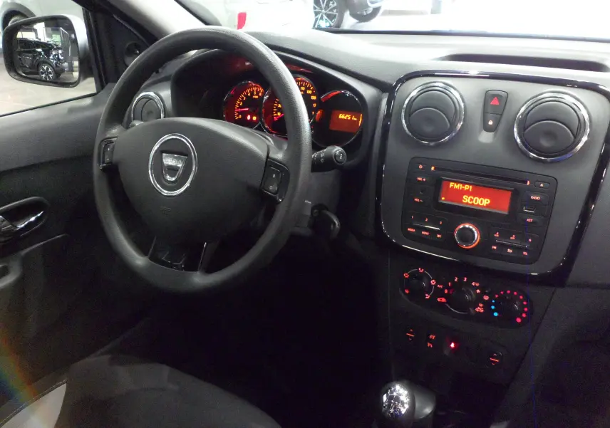 Intérieur de la Dacia Sandero Stepway 2016, vue du poste de conduite côté gauche avec tableau de bord et console centrale noire.