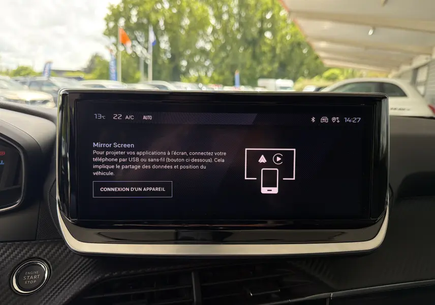 Écran tactile central de la Peugeot 2008 gris Sellenium 2023 affichant l'interface Mirror Screen en intérieur.