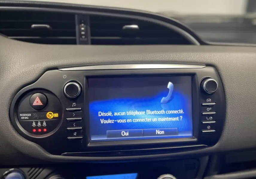 Écran tactile central de la Toyota Yaris Hybride 2020 affichant une demande de connexion Bluetooth, tableau de bord noir.