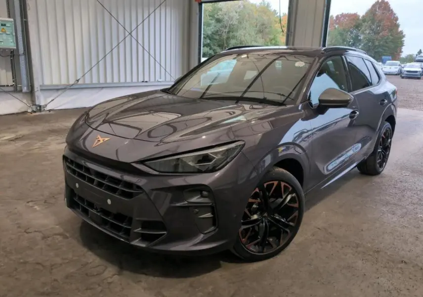 CUPRA TERRAMAR 2024 en Dark Void, vue 3/4 avant droit avec jantes cuivrées et toit ouvrant panoramique.