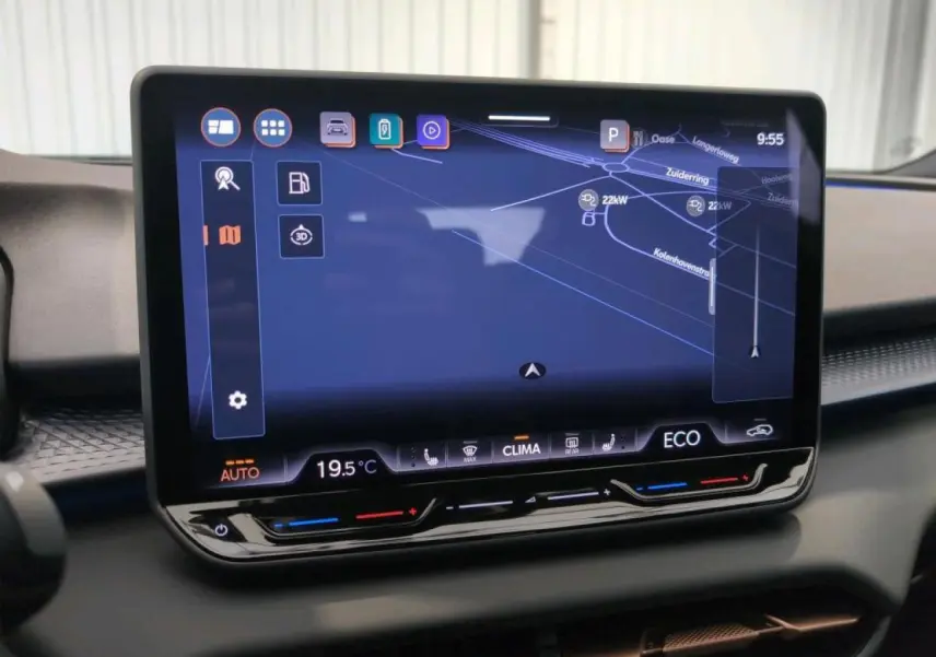 Écran tactile central affichant la navigation et la climatisation dans l'habitacle du CUPRA TERRAMAR 2024.