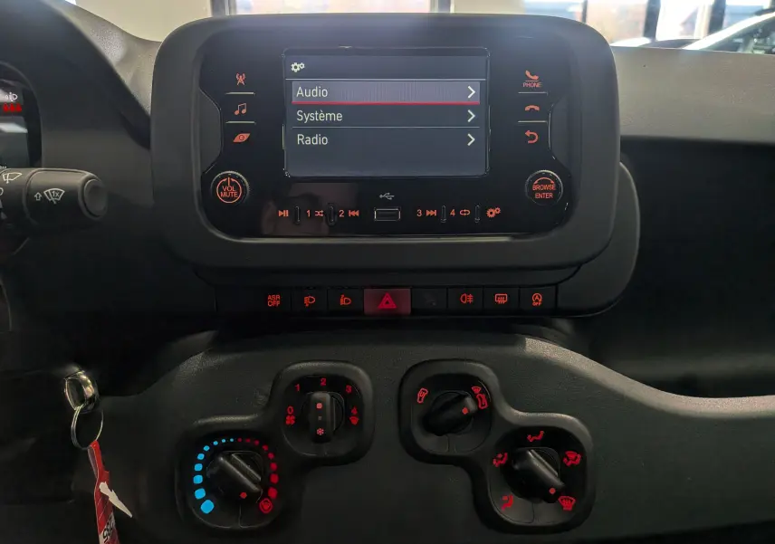 Vue rapprochée de la console centrale de la Fiat Panda 1.0 Hybrid 2025 avec écran tactile et commandes de climatisation.