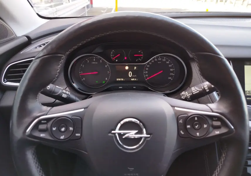 Vue intérieure centrée sur le volant en cuir noir et le tableau de bord du Opel Grandland X 1.6 Turbo 180ch Ultimate 2021.