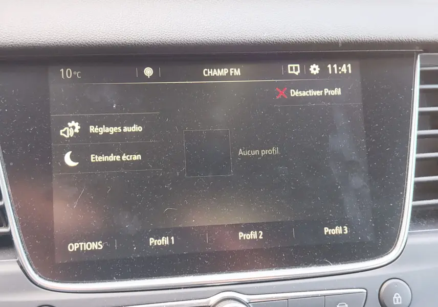 Écran tactile central du tableau de bord de l’Opel Grandland X noir, affichant les réglages audio et profils utilisateur.