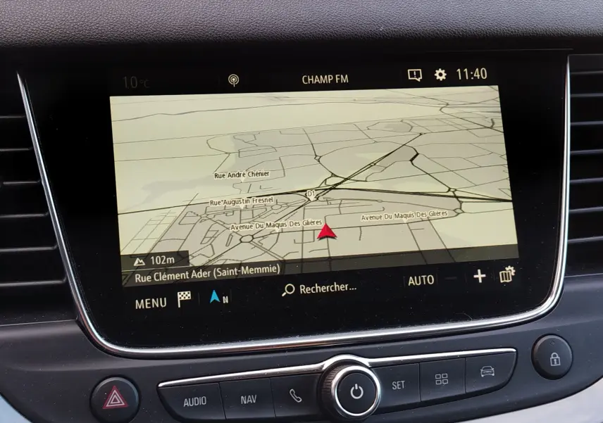 Écran tactile central de navigation de l’Opel Grandland X 2021 affichant une carte avec itinéraire, boutons de commande en dessous.