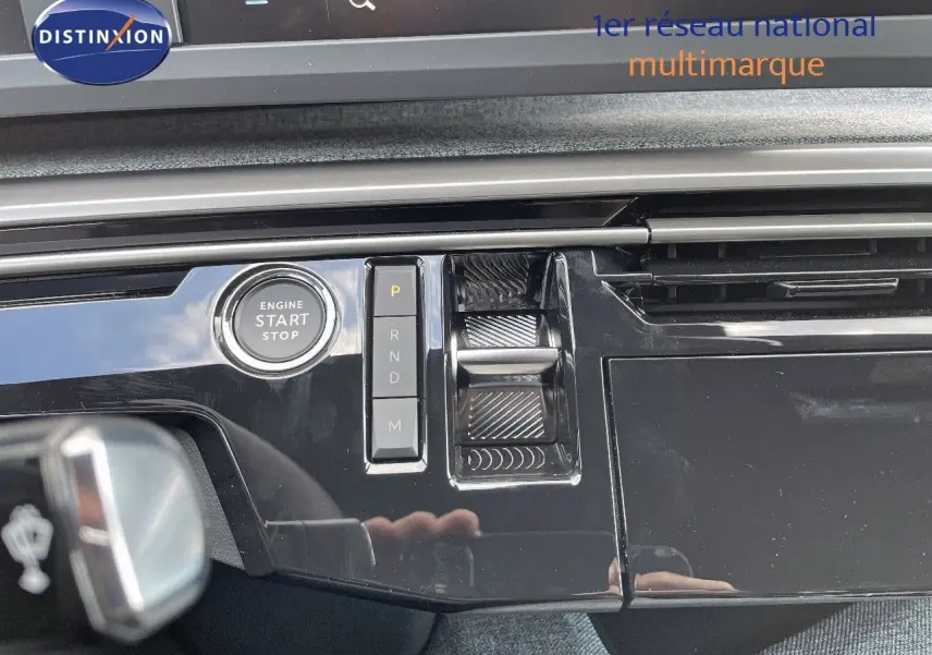 Détail du tableau de bord du Peugeot 3008 Hybrid 136ch Allure 2025 avec bouton start/stop et commande de boîte auto.
