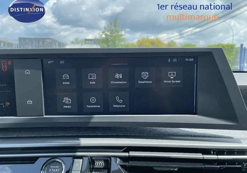 Tableau de bord du Peugeot 3008 Hybrid 2025 avec écran tactile central affichant les menus de climatisation et téléphone.