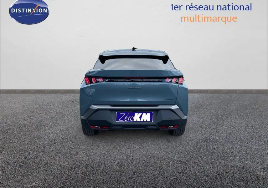 Vue arrière du Peugeot 3008 Hybrid 136ch Allure en bleu Ingaro Metal avec feux LED distinctifs et plaque Zero KM.