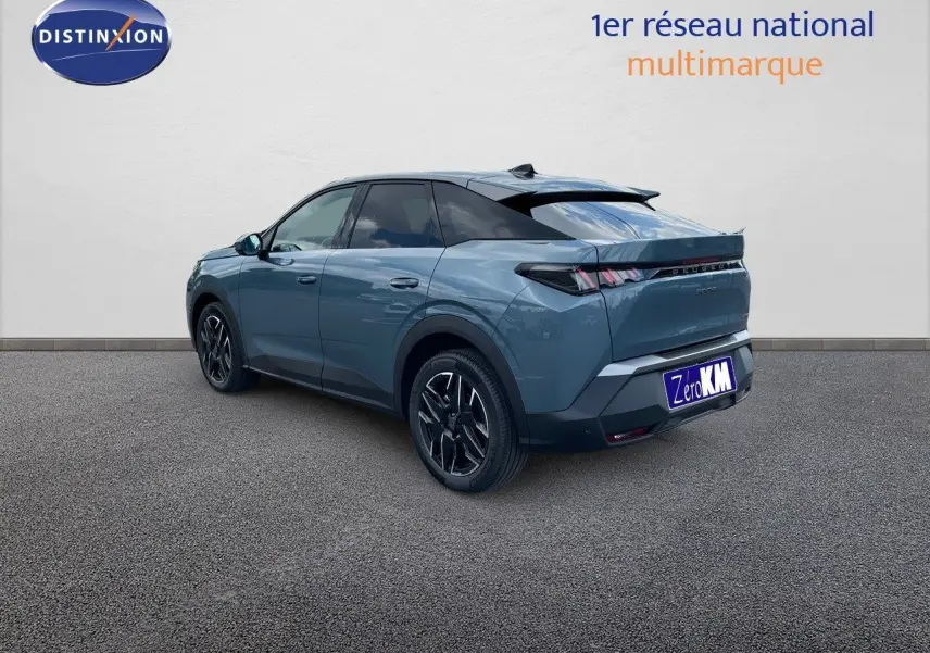 Peugeot 3008 Hybrid bleu Ingaro métal en 3/4 arrière droit, avec jantes noires et toit noir contrasté.