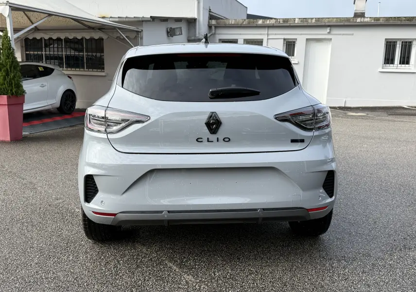 Vue arrière d'une Renault Clio V gris Rafale 2025 avec logo central et feux arrière modernes.