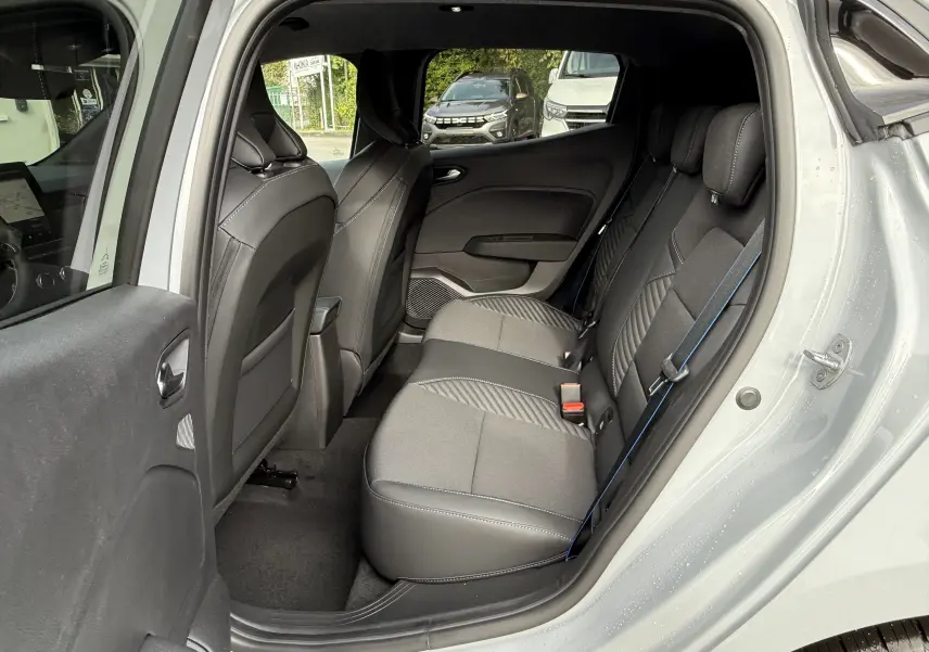 Vue intérieure côté droit sur les sièges arrière gris et noirs de la Renault Clio V 1.6 E-TECH 2025 en gris Rafale