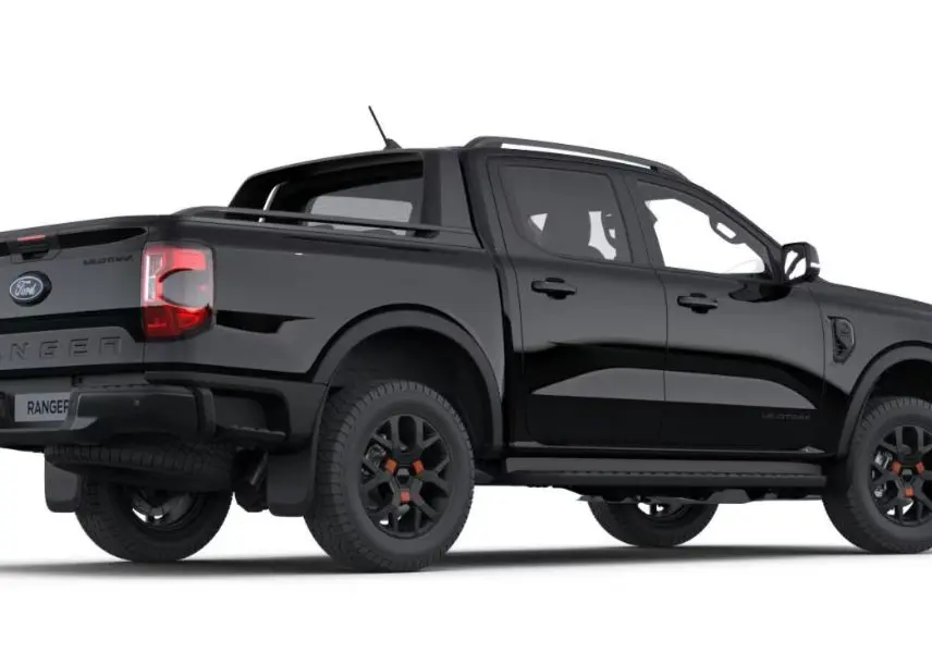 Vue 3/4 arrière droite du Ford Ranger Double Cabine Wildtrak noir, avec jantes noires et suspension tout-terrain.