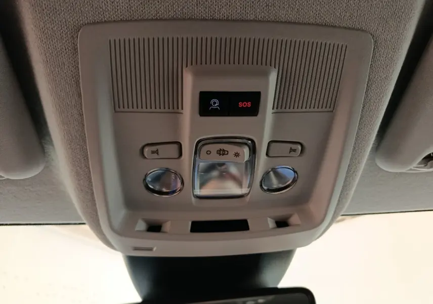 Plafonnier intérieur gris avec commandes d’éclairage et bouton SOS du Citroën C5 Hybride 2026.