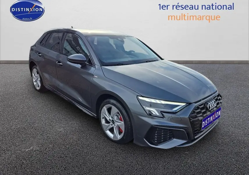 Audi A3 Sportback gris Daytona vue 3/4 avant droit avec jantes 17 pouces et étriers rouges visibles